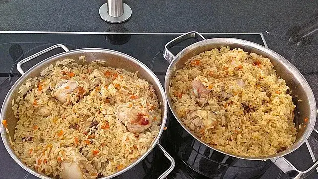 Traditioneller russischer Plow in einem gusseisernen Topf serviert