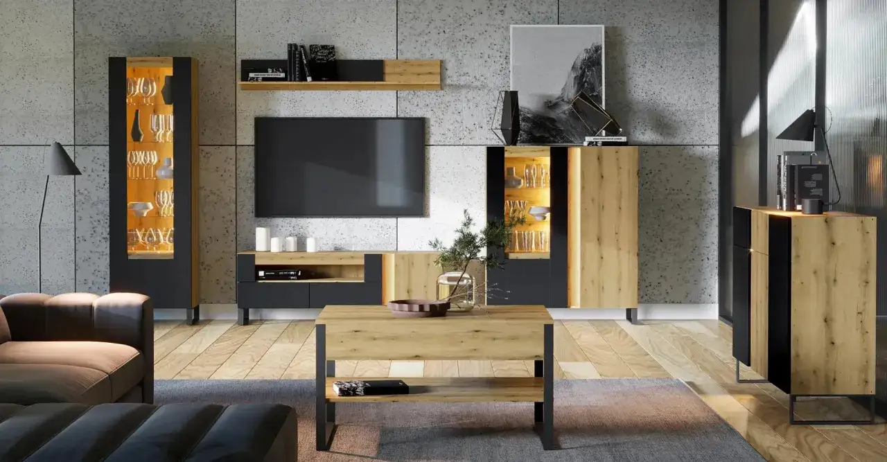 Nowoczesny salon z szarym narożnikiem, drewnianym stolikiem kawowym i podświetlanymi witrynami. Inspiracja, jak umeblować salon w stylu loft.