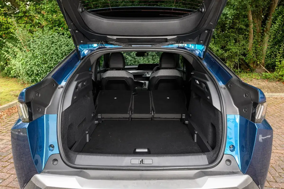 Det bl&aring; Peugeot 3008 bagageutrymmet &auml;r tomt och redo f&ouml;r packning. Baks&auml;tet &auml;r nedf&auml;llt f&ouml;r maximalt utrymme.