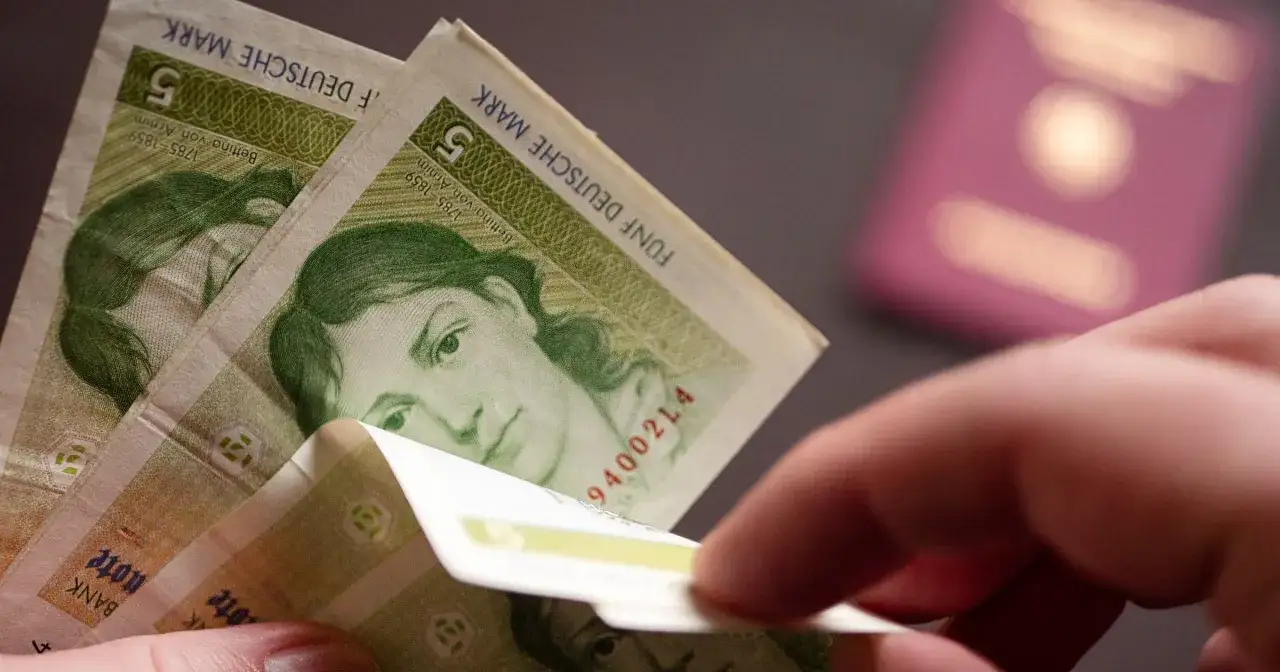 Niemcy przeszły na euro w 2002 roku. Na zdjęciu widać banknoty Deutsche Mark, które były używane przed wprowadzeniem euro.