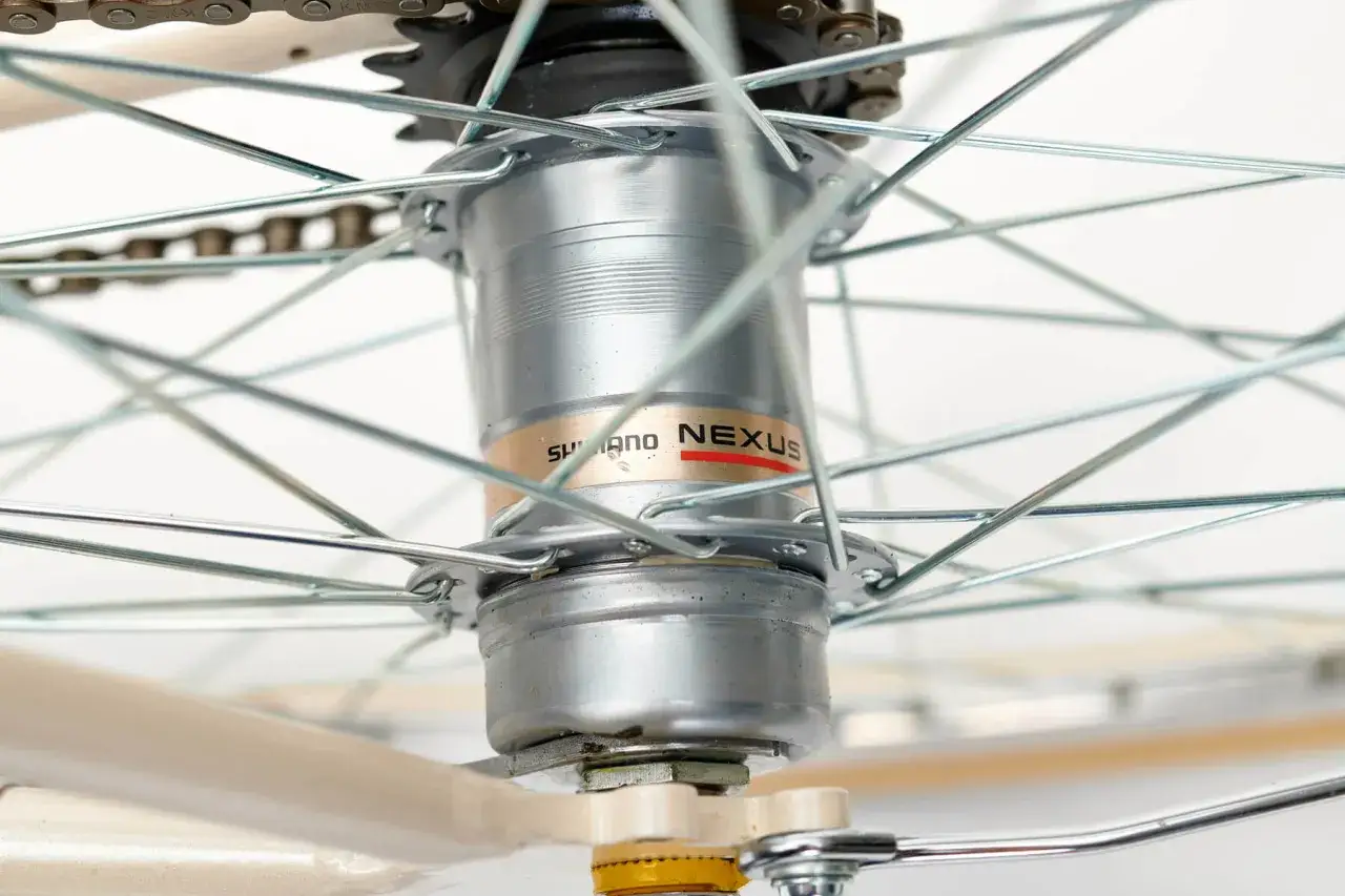 Szczegółowy widok piasty Shimano Nexus, pokazujący zaplatanie koła instrukcja.