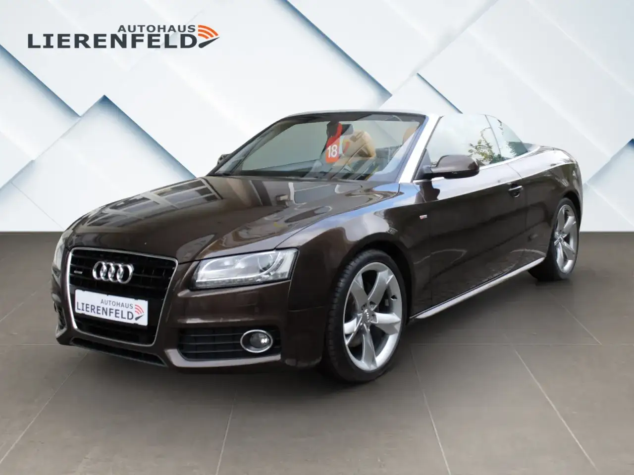 Braunes Audi A5 Cabriolet mit 6-Zylinder-Motor, bereit f&uuml;r die n&auml;chste Fahrt.