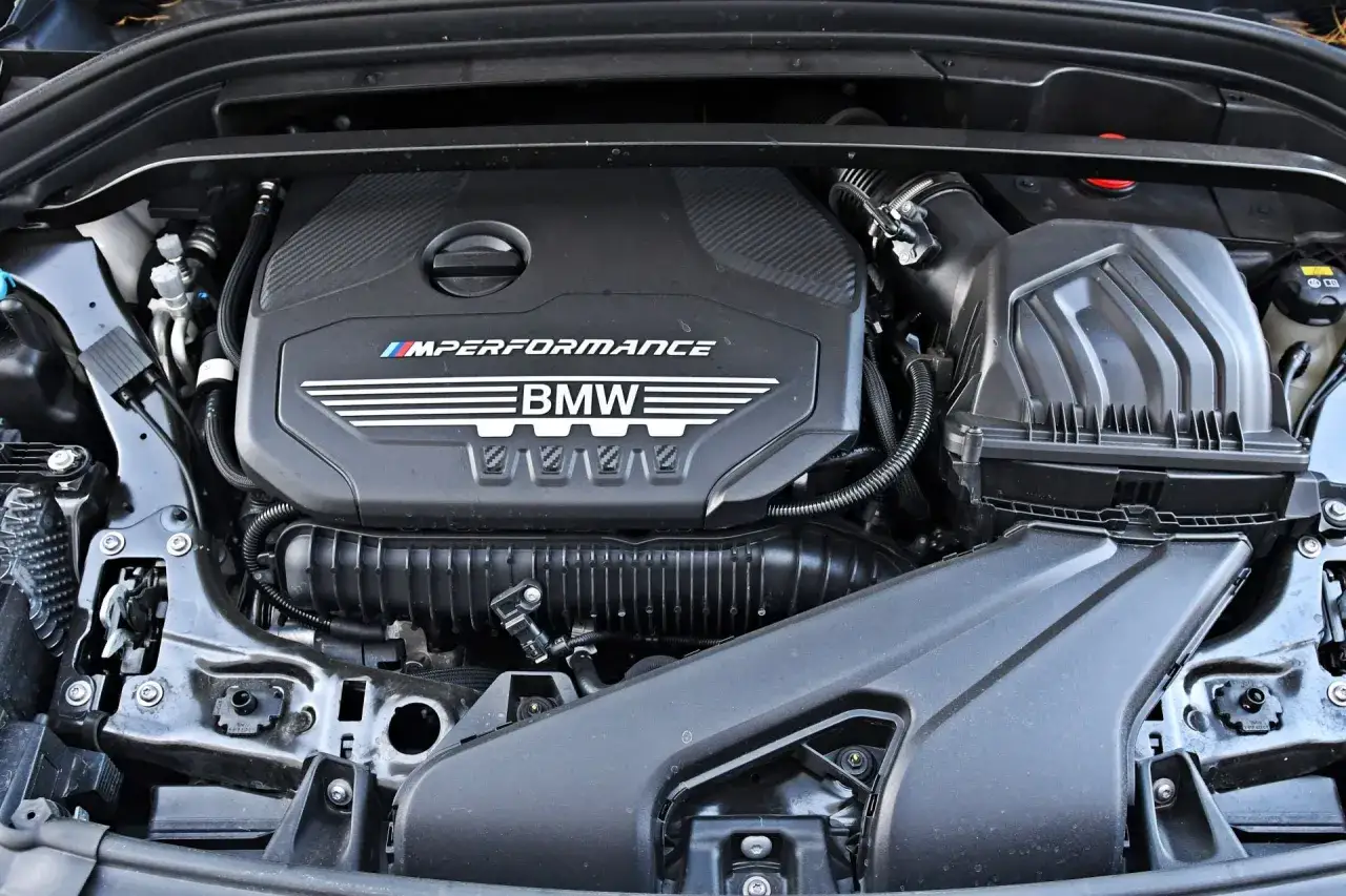 Silnik BMW z oznaczeniem M Performance. Dwa BMW to marzenie każdego fana motoryzacji.