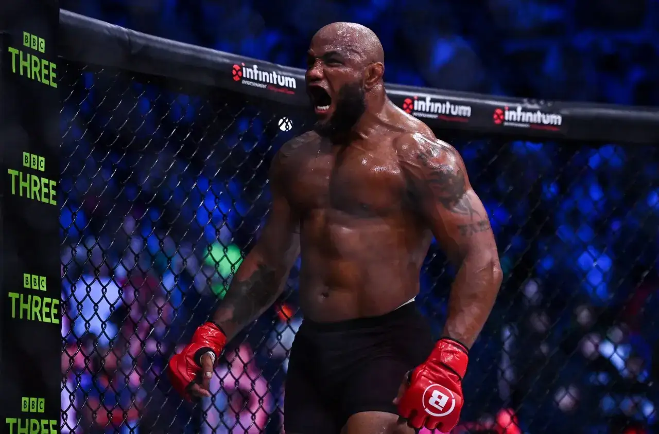 En svettig daniel da silva vr&aring;lar i en MMA-bur, redo f&ouml;r strid.