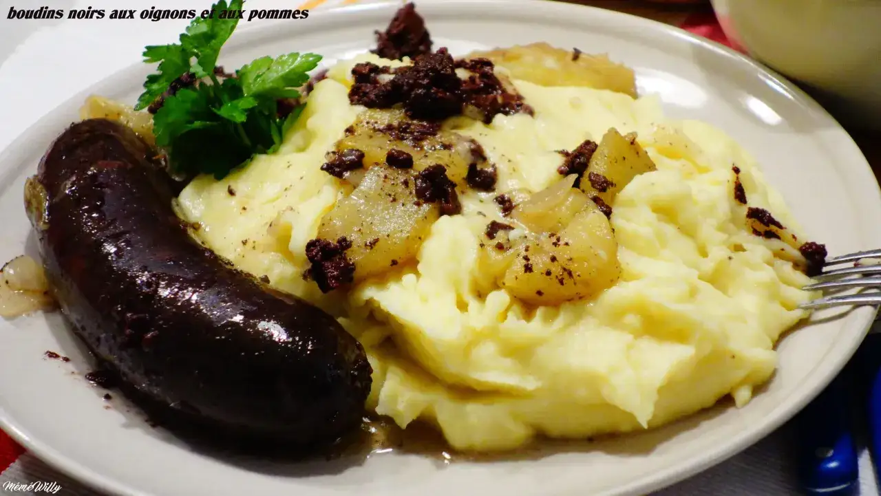 Boudin noir bien cuit, servi avec une purée onctueuse, des oignons caramélisés et des éclats de pommes. Une belle assiette pour un repas réconfortant.