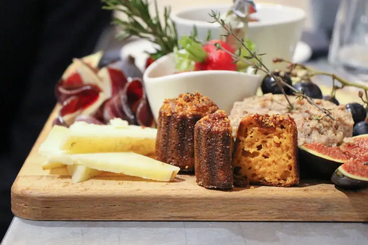 Tabla de quesos y embutidos, con cannelés, higos y uvas, perfecta para comer en Burdeos.