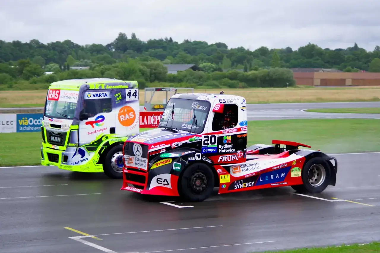 Deux camions de course s'affrontent sur le circuit, pr&ecirc;ts pour le grand prix camion Nogaro.
