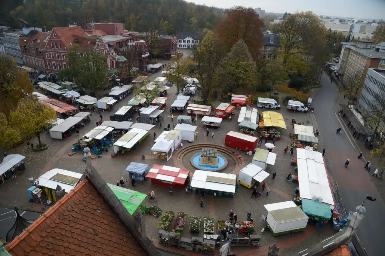 Bunter Markt auf dem Marktplatz Bergisch Gladbach mit vielen St&auml;nden, B&auml;umen und Geb&auml;uden im Herbst.