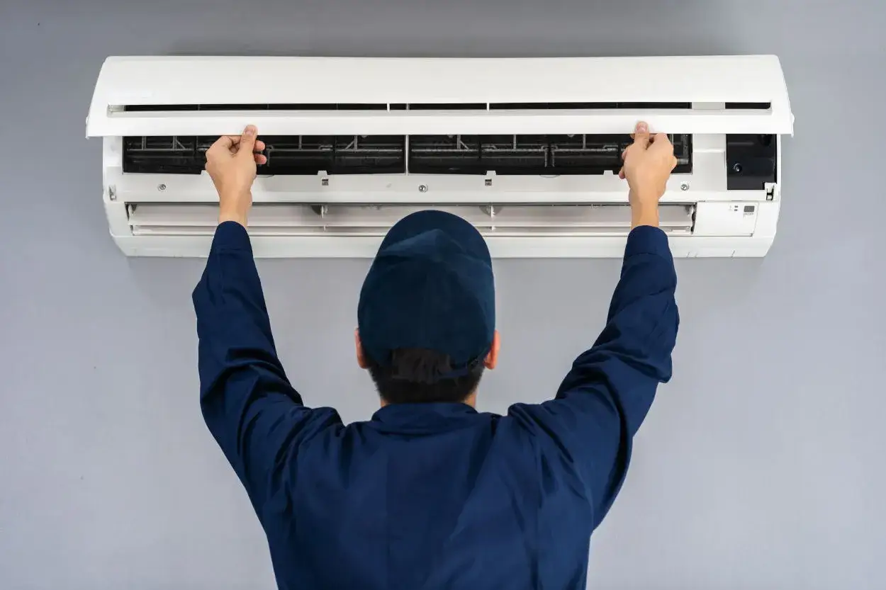 Tecnico apre il condizionatore che non raffredda per controllarne i filtri.