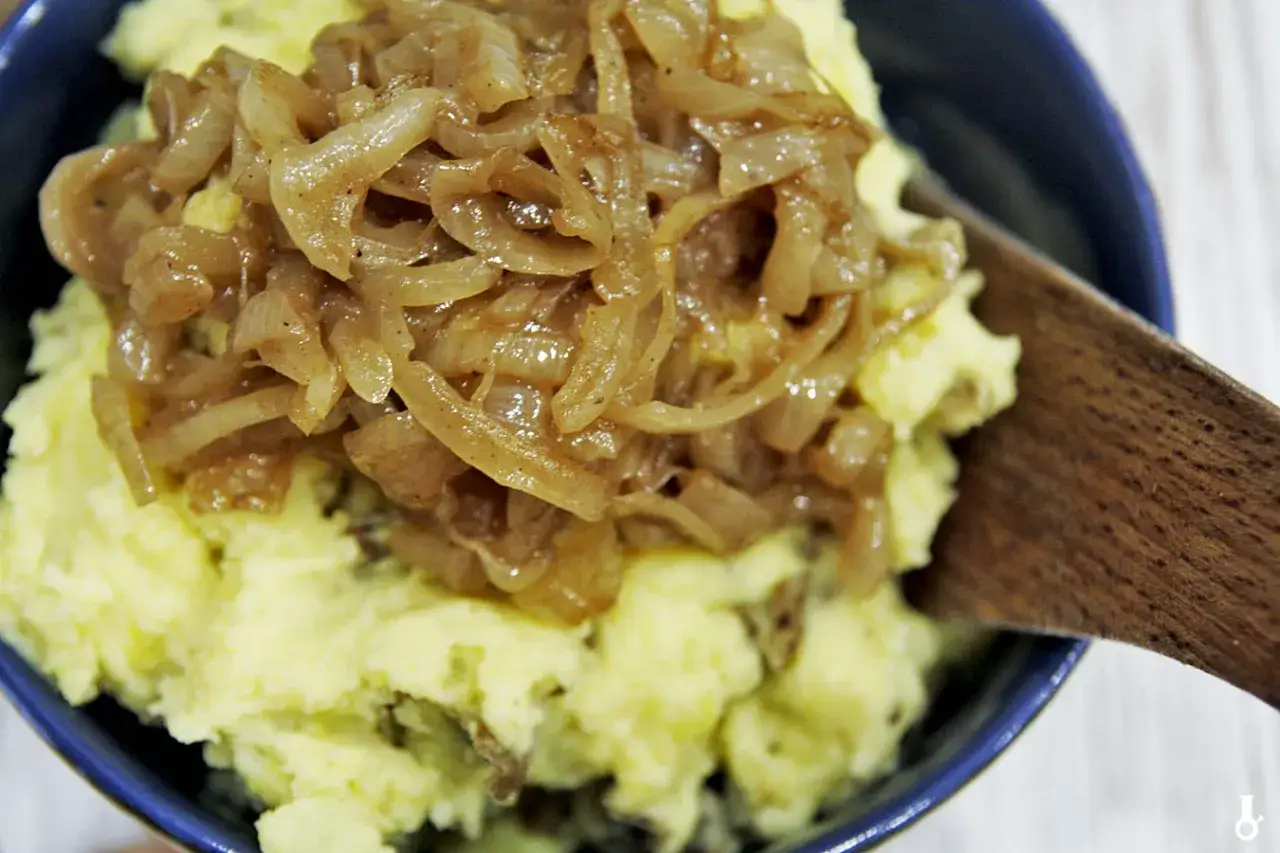 Puszyste puree ziemniaczane z karmelizowaną cebulką. Pyszne dania z ziemniaków, które rozgrzewają.