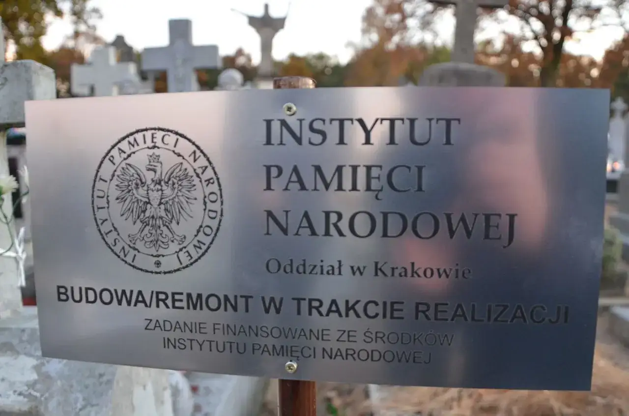 Tablica Instytutu Pamięci Narodowej w Krakowie informuje, jak odszukać groby żołnierskie i miejsca pamięci narodowej.