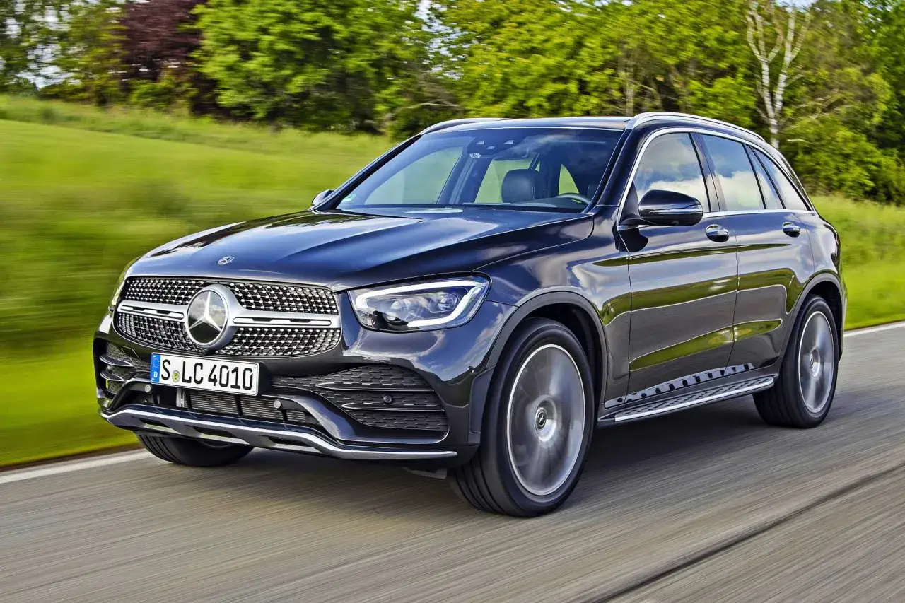 Czarny Mercedes GLC w ruchu. Sprawdź aktualną mercedes glc cena i dostępne konfiguracje.