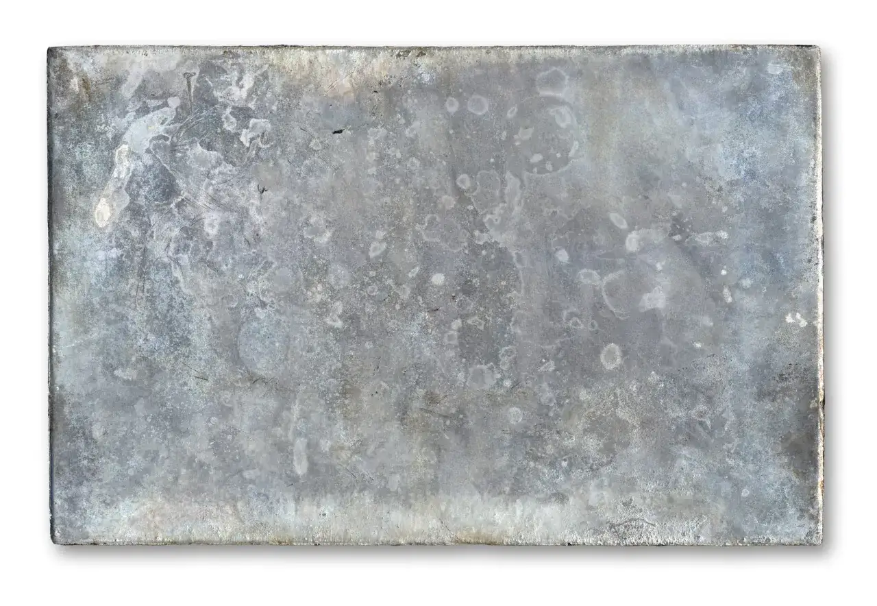 Surface d'aluminium patinée, prête pour un décapage. Texture grise avec des marques et des taches.
