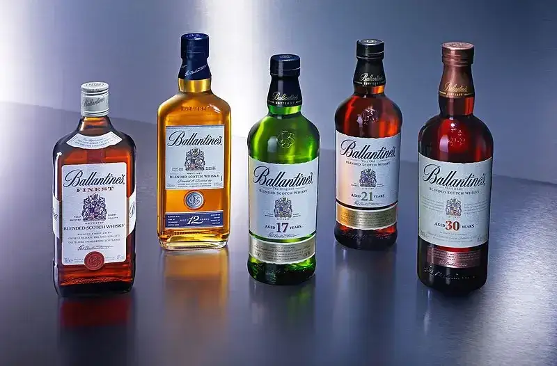 r&oacute;żne rodzaje whisky do koktajli