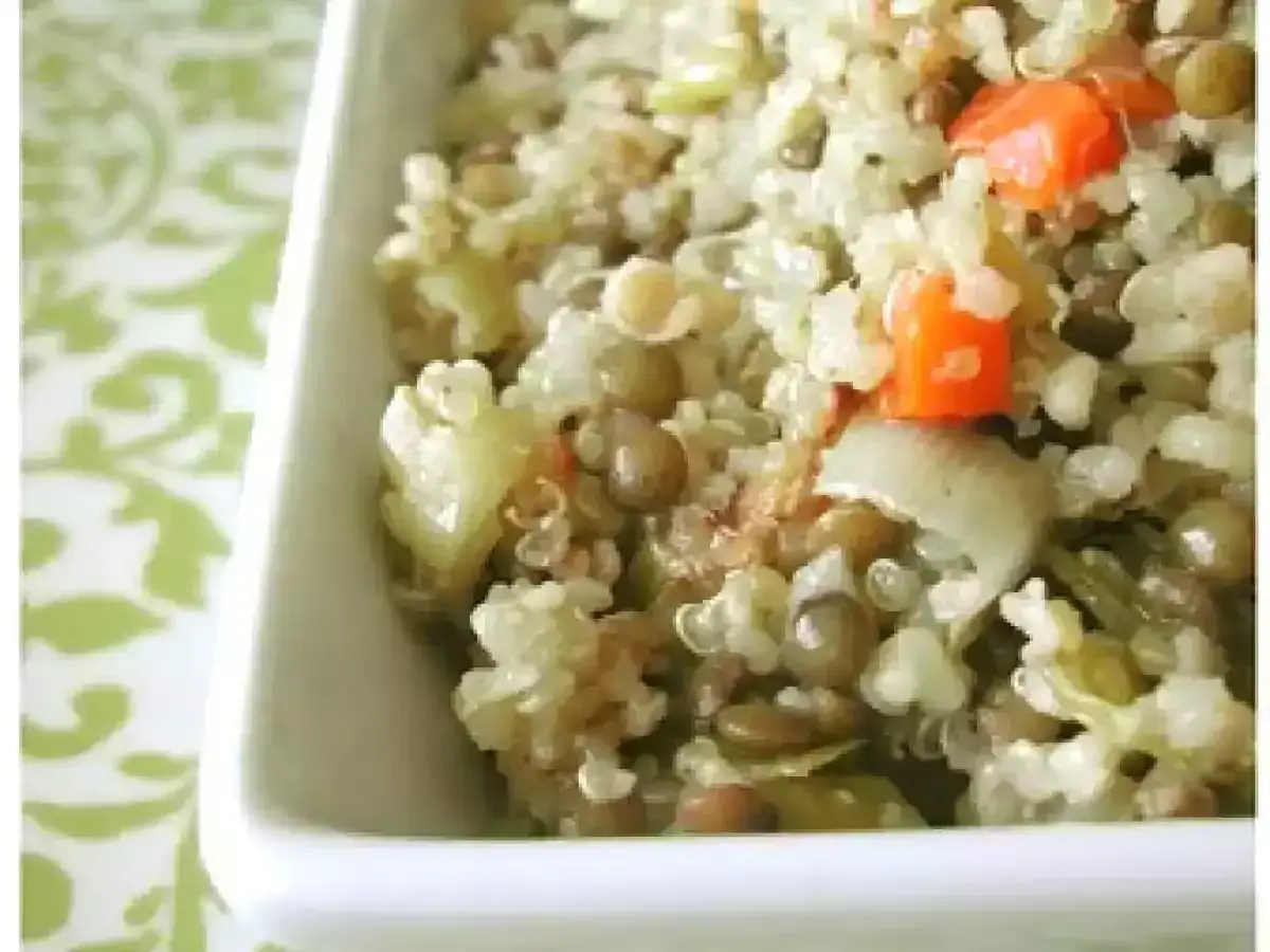 Salade de quinoa et lentilles, une d&eacute;licieuse alternative au riz, avec des carottes et des herbes.