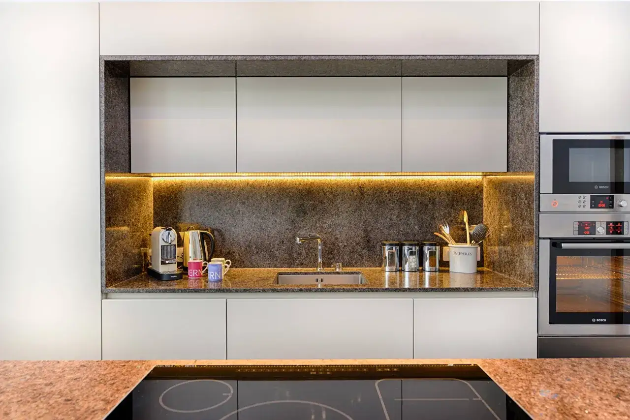 &Eacute;clairage d'ambiance dans une cuisine moderne. Apprenez comment installer un ruban led pour un effet similaire.