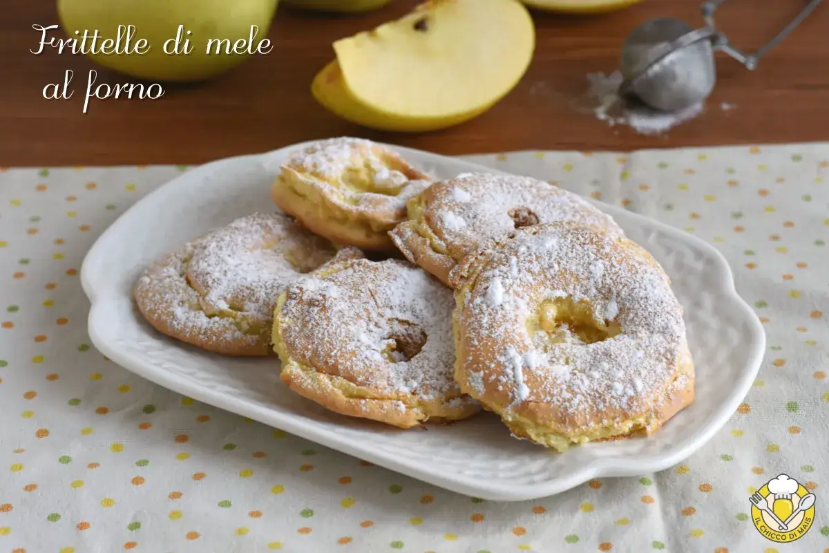 Frittelle di mele al forno, dolci e soffici, cosparse di zucchero a velo. Un'esplosione di gusto!