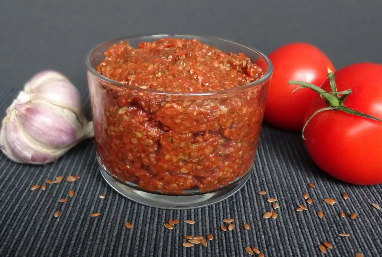 Pikantna pasta z pomidorów, czosnku i siemienia lnianego w szklanym naczyniu.