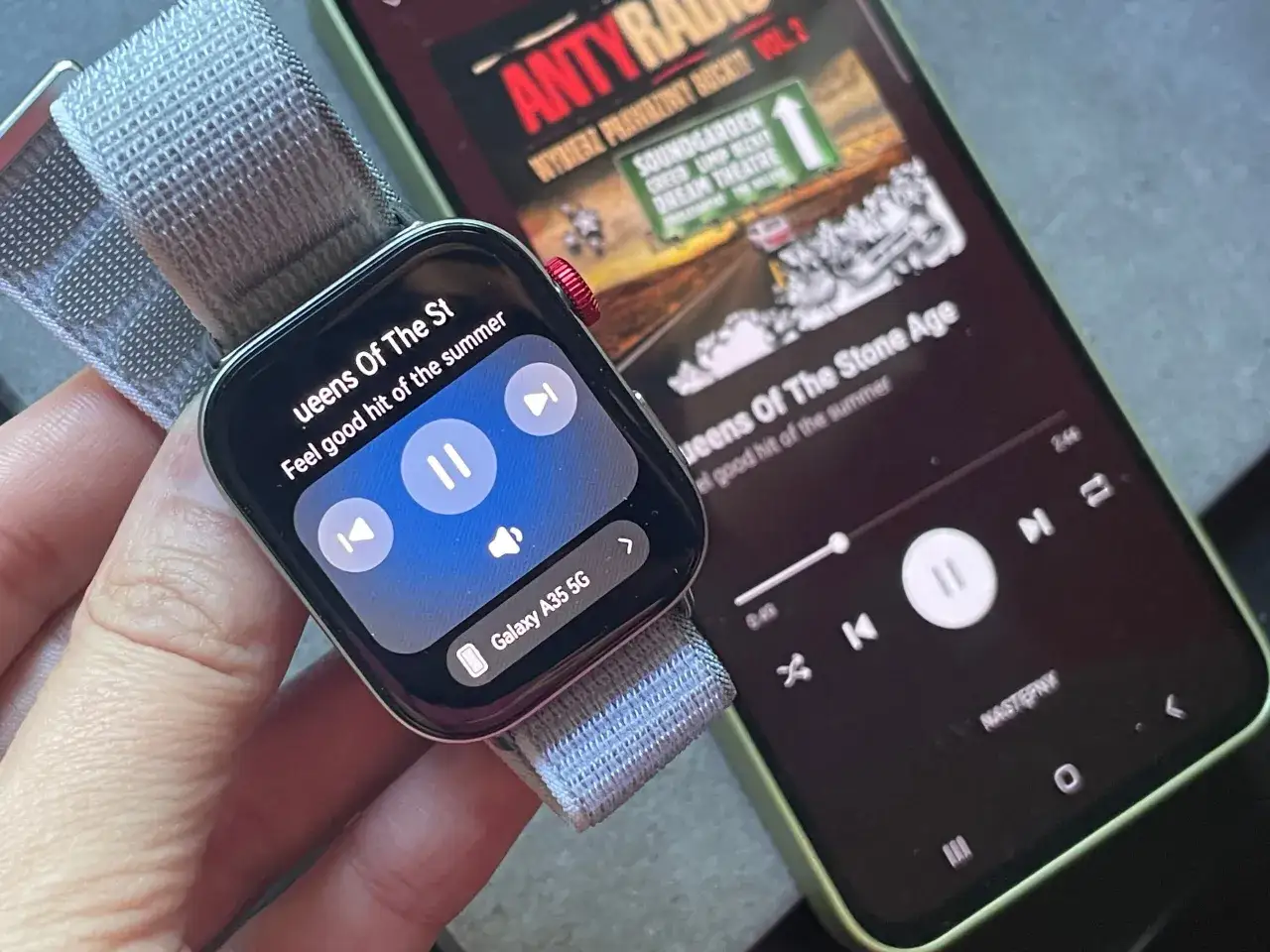 Smartwatch steruje muzyką na telefonie Samsung Galaxy A35 5G. Czy smartwatch Huawei działa z Samsungiem? Tak, jak widać na ekranie zegarka.