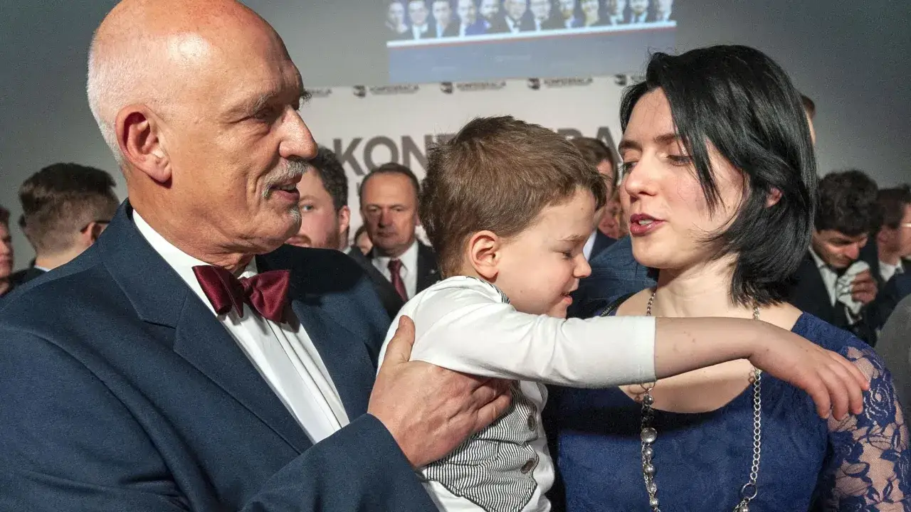 Janusz Korwin-Mikke z żoną i dzieckiem na konferencji.