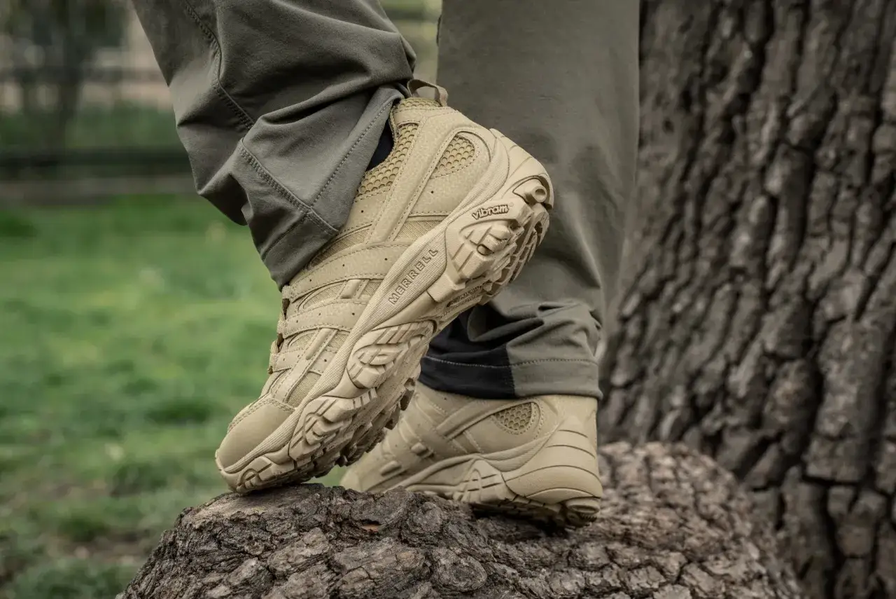 Beżowe buty Merrell z podeszwą Vibram, idealne jako buty w góry. Solidne i wygodne na każdym szlaku.