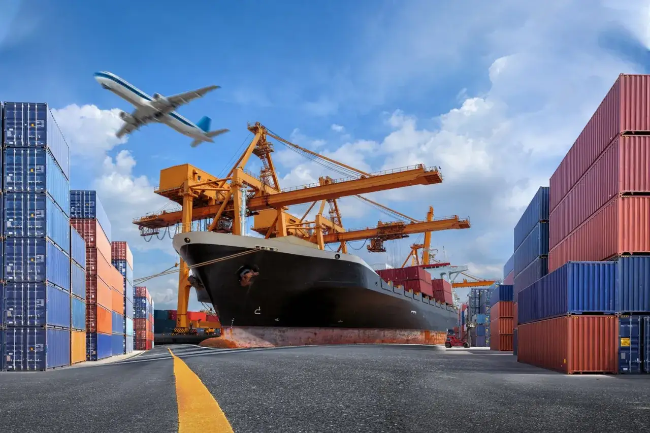 Containerhafen mit Schiff, Kranen, Flugzeug und vielen Containern. Globale Logistik, CIF Incoterm.