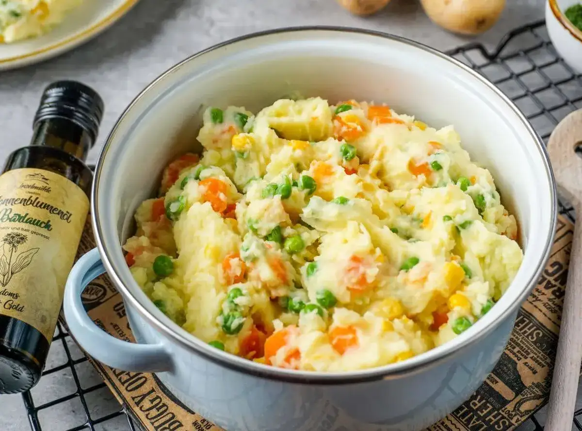 Cremiger Kartoffelbrei mit Erbsen und Karotten, perfekt für Babys erste feste Nahrung. Ein leckeres und gesundes Kartoffelbrei-Rezept.