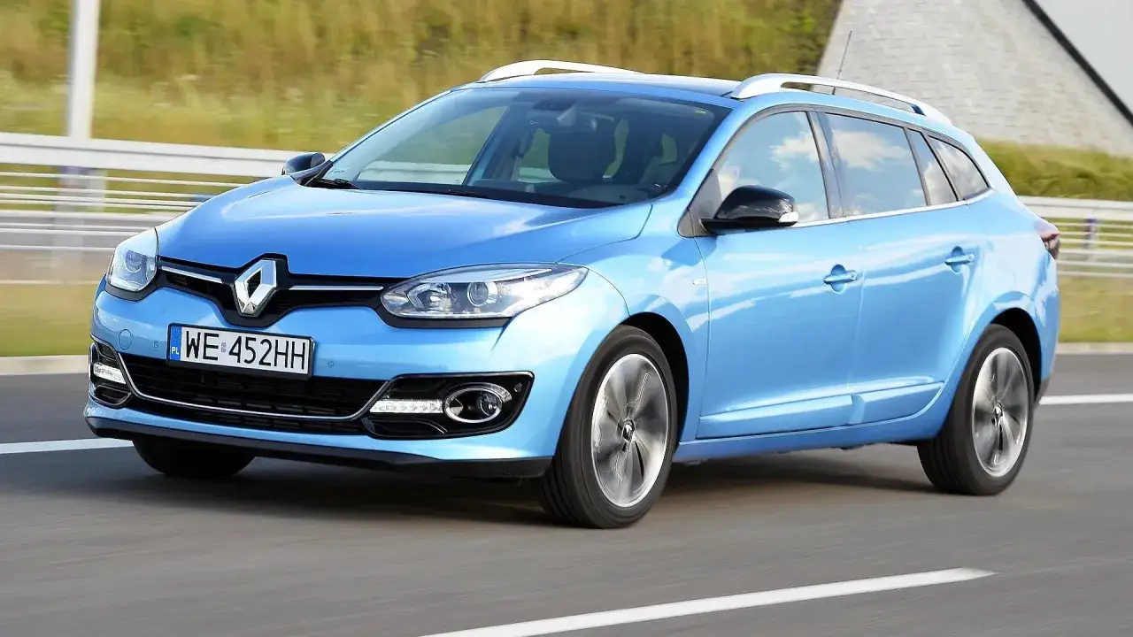 Błękitne kombi Renault Megane 3 na drodze.