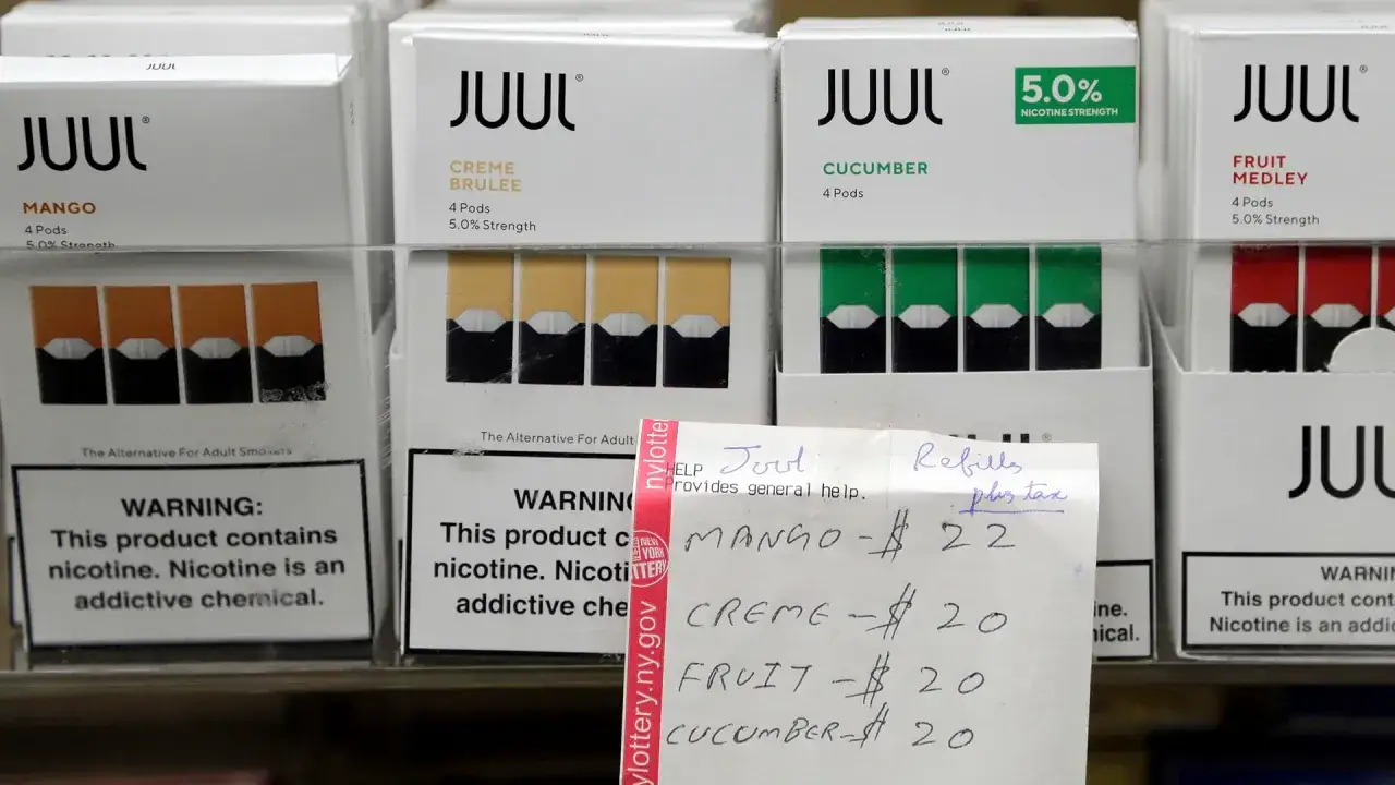 Variedad de sabores de líquidos para cigarrillos electrónicos JUUL: Mango, Creme Brulee, Cucumber y Fruit Medley.