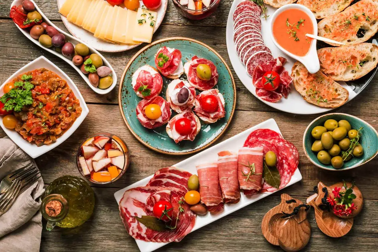 Un festin de tapas, un plat typique espagnol de Barcelone, avec charcuterie, fromage, olives et pain grill&eacute;.