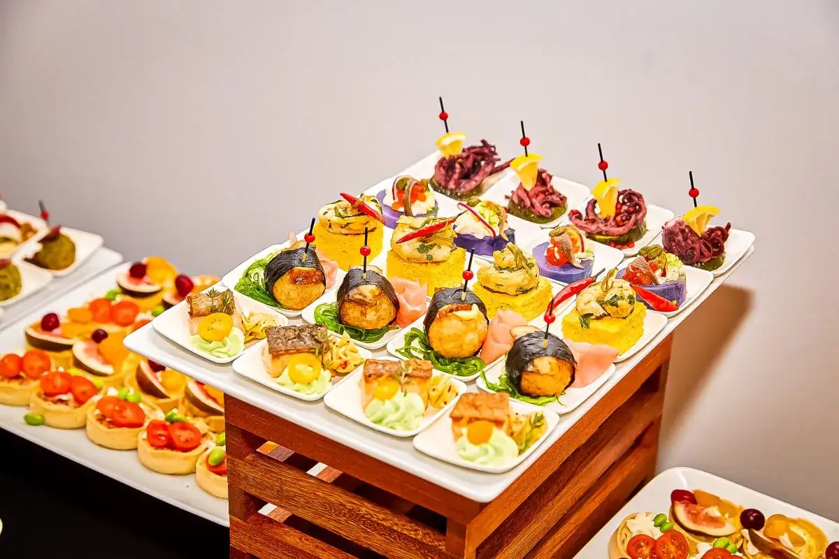 Eleganckie przekąski i kanapki na cateringu w Warszawie. Mini tartaletki, sushi, krewetki i inne smakołyki.