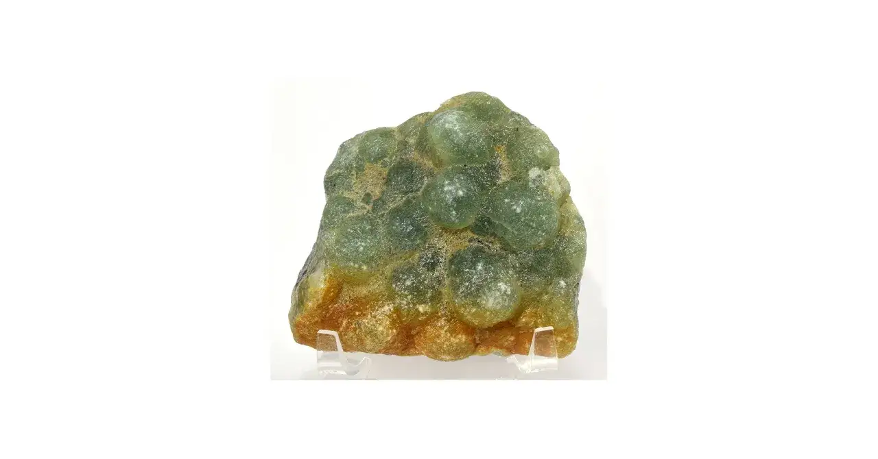 Masa de prehnita verde con formaciones botrioidales, mostrando sus propiedades curativas y de conexión espiritual.