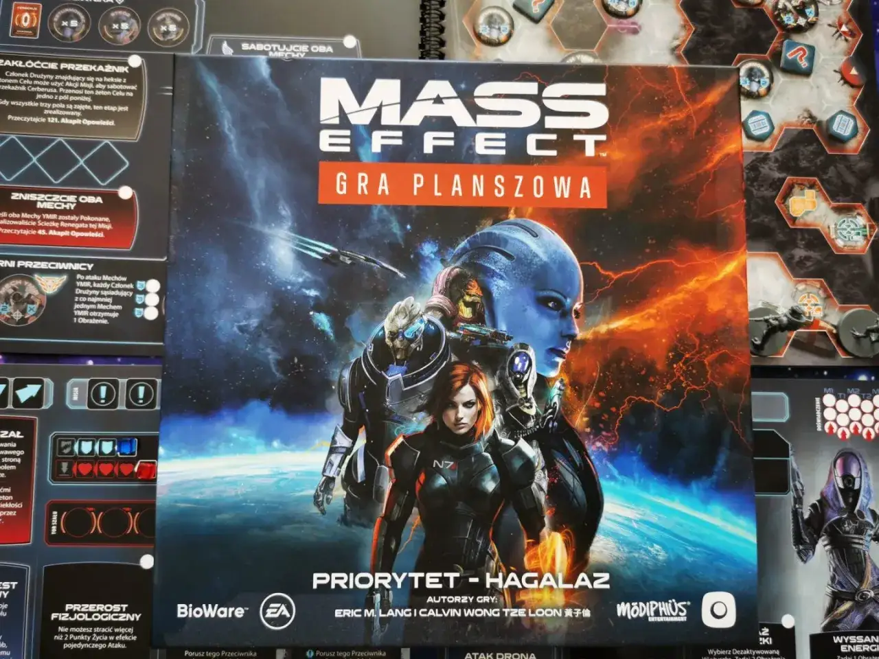 Gra planszowa Mass Effect od BioWare z postaciami z gry.