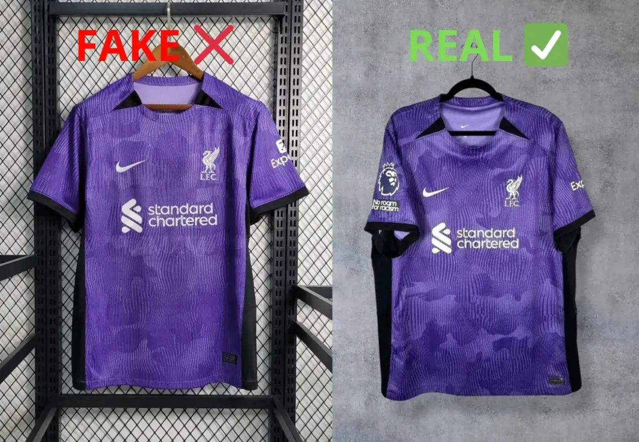 Comparaison de deux maillots de foot violets : l'un est une contrefaçon (FAKE X), l'autre est authentique (REAL ✓). L'étiquette du maillot de foot authentique est visible.