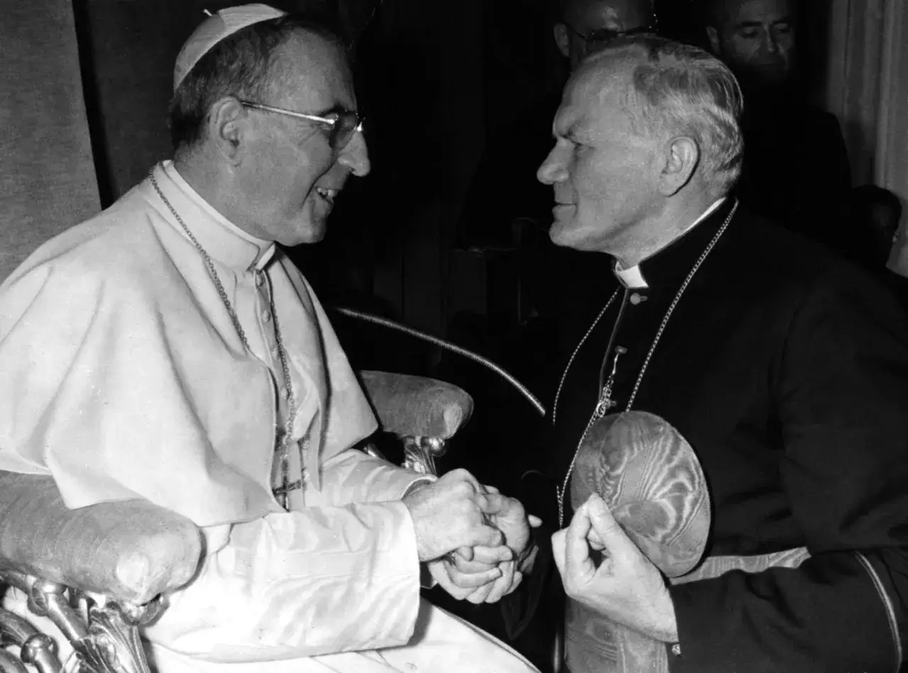 Papst Paul VI. und Johannes Paul II. im Gespr&auml;ch.