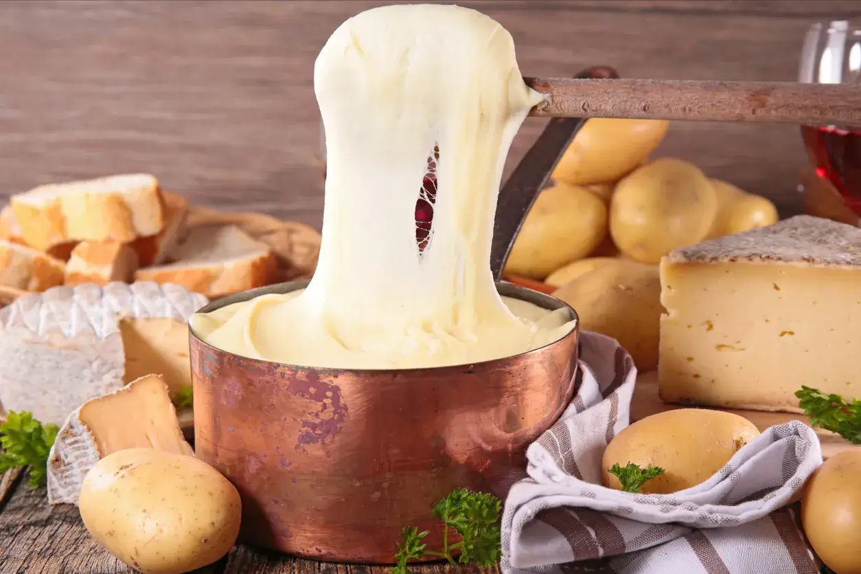Une fondue savoyarde, sp&eacute;cialit&eacute; de l'Auvergne, avec du pain, des pommes de terre et du fromage.