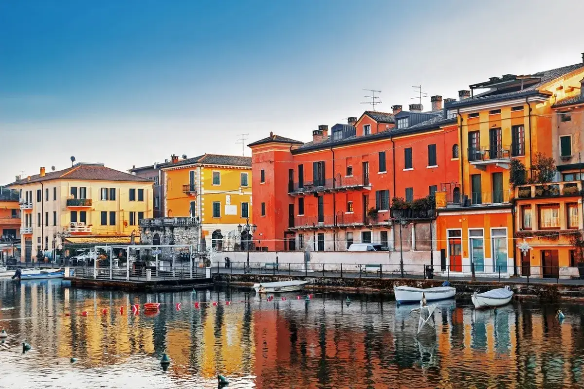 Colorate case affacciate sull'acqua, un incantevole scorcio di città da visitare nel nord Italia.