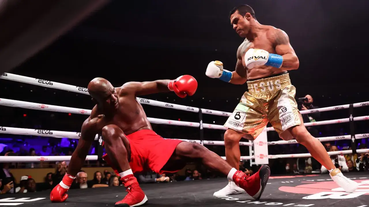 Boxningsmatchen Holyfield vs Belfort: Belfort slår ner Holyfield i ringen.