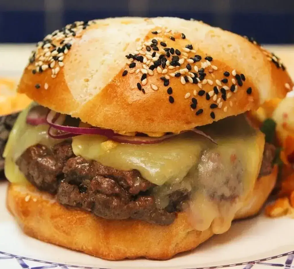 pains burger brioch&eacute;s maison dor&eacute;s et moelleux sur une grille