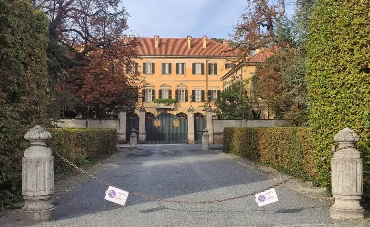 Ingresso di Villa San Martino ad Arcore, con cancello imponente e viali alberati.