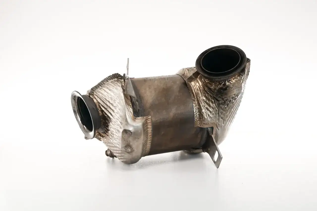 Zużyty katalizator DPF, który może powodować zapchany dpf objawy. Metalowy element układu wydechowego.