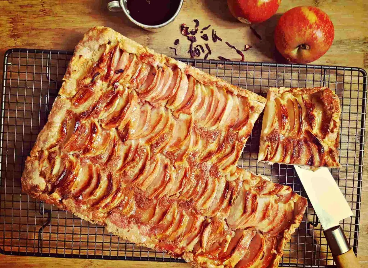 Galette aux pommes recette de maman, dor&eacute;e et app&eacute;tissante, pr&ecirc;te &agrave; &ecirc;tre d&eacute;gust&eacute;e.