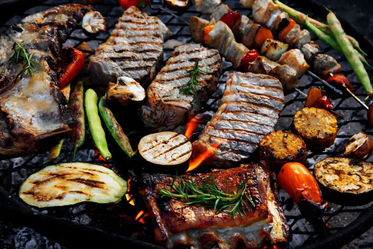Un festin de grillades : côtelettes, steaks, brochettes et légumes, un aperçu des 10 meilleurs viandes du monde.