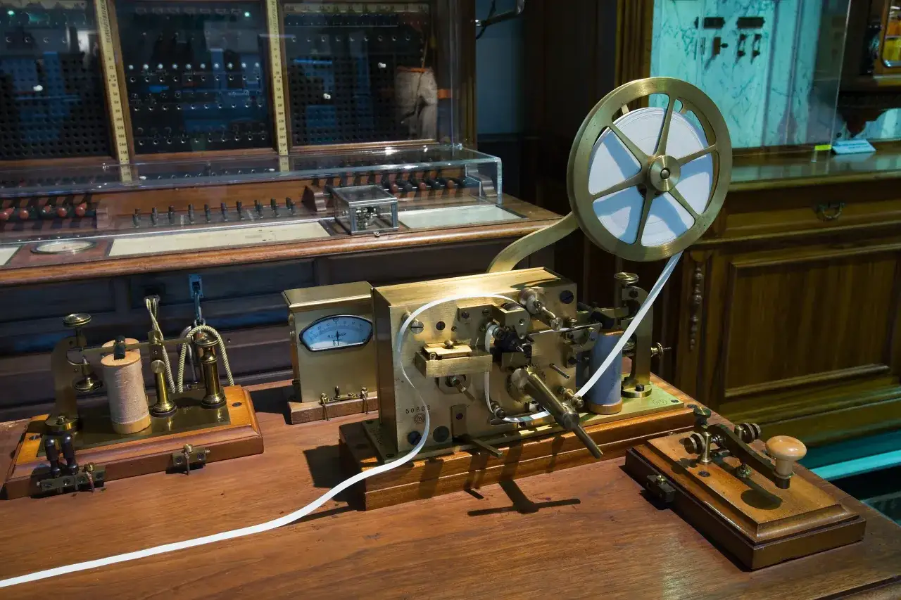 Stary telegraf z taśmą papierową i miernikiem. Kto wynalazł telegraf? Samuel Morse.