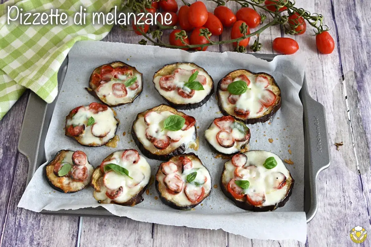 Pizzette di melanzane alla pizzaiola, gustose e colorate, pronte per essere gustate.