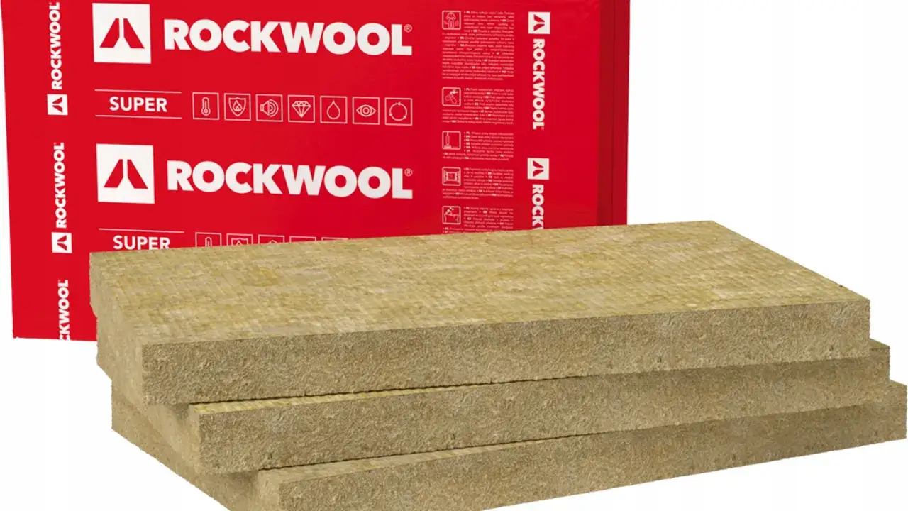 Trzy płyty wełny skalnej ROCKWOOL SUPER, idealne do izolacji.