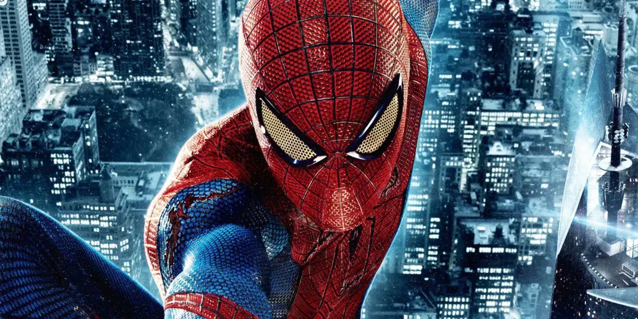 Spider-Man, interpr&eacute;t&eacute; par Andrew Garfield, se pr&eacute;pare pour son prochain film, bondissant au-dessus d'une ville nocturne illumin&eacute;e.