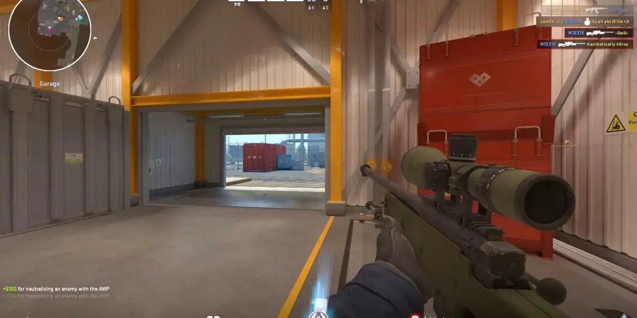 Gracz celuje z karabinu snajperskiego AWP w grze CS GO online. W tle widać garaż i otwartą przestrzeń.