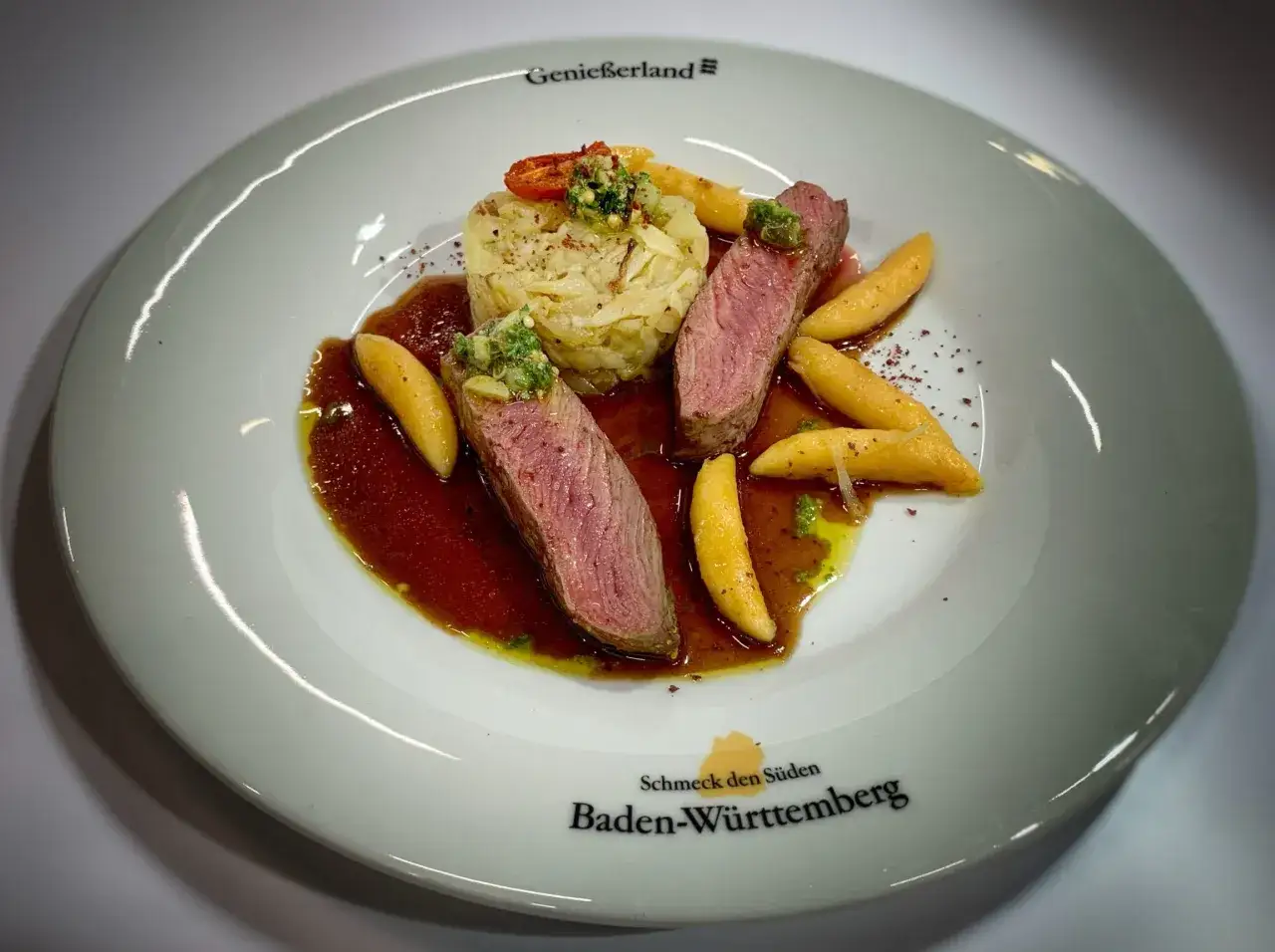 Zartes Lammfleisch mit Kartoffelrösti, Spätzle und einer kräftigen Sauce zu Lamm. Ein Genuss aus Baden-Württemberg.