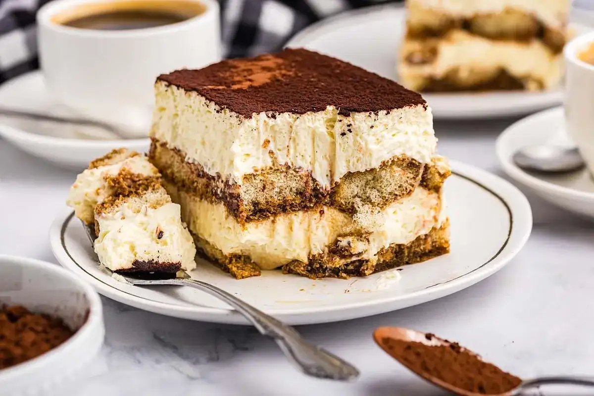 En bit krämig tiramisu, perfekt för ett hemmagjort tiramisu recept. Serveras med kaffe.